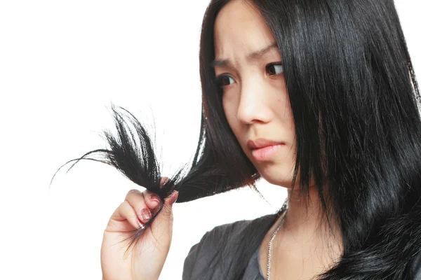 Jovem mulher tem problema de cabelo — Fotografia de Stock