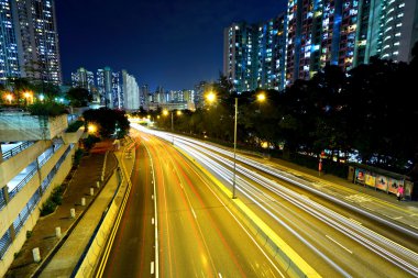 gece trafik ışığı şehirde iz