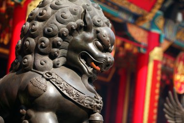 Çin tapınağında bronz aslan