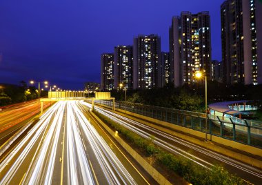 gece trafik ışığı iz