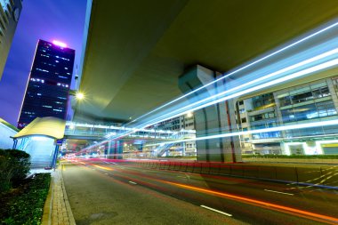 gece trafik ışığı iz