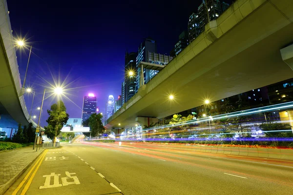 Senderos de luz de carretera en la ciudad —  Fotos de Stock