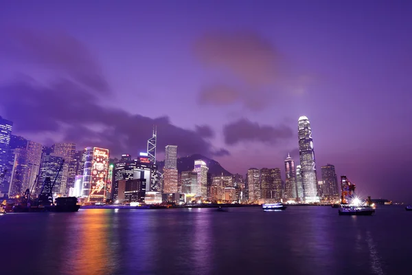 Гонконгский городской пейзаж ночью — стоковое фото
