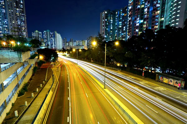 Trilha de semáforo noturno na cidade — Fotografia de Stock