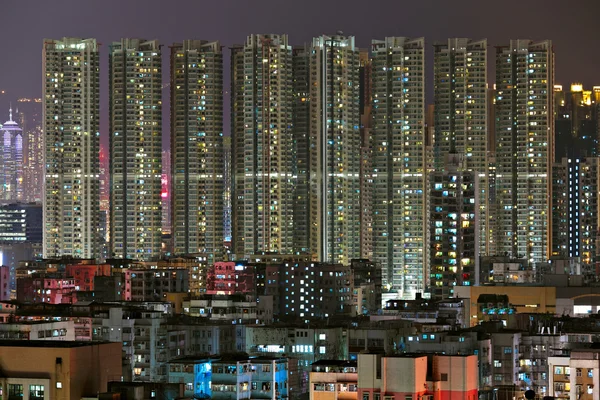 Hong Kong com edifícios lotados à noite — Fotografia de Stock