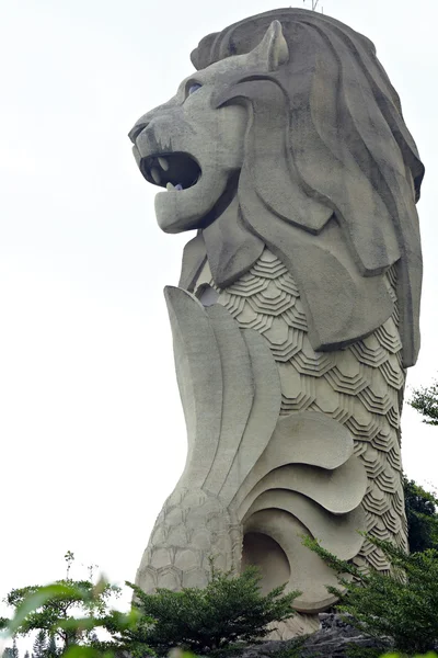 Merlion statue, symbol of singapore city, state on sentosa islan — Stock Photo, Image