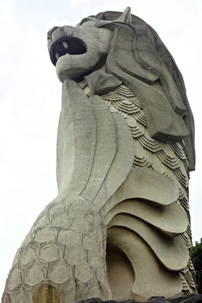 Statue du lion, symbole de la ville singapore, état sur sentosa islan — Photo