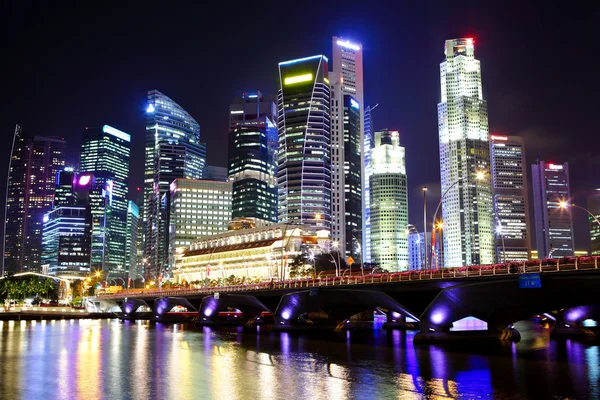 Paisaje urbano de Singapur por la noche — Foto de Stock