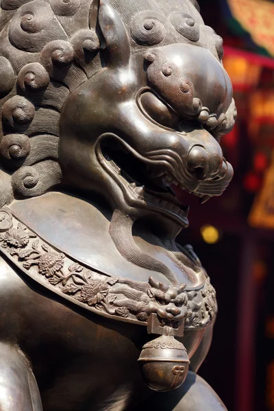 Бронзовый лев в китайском храме — стоковое фото