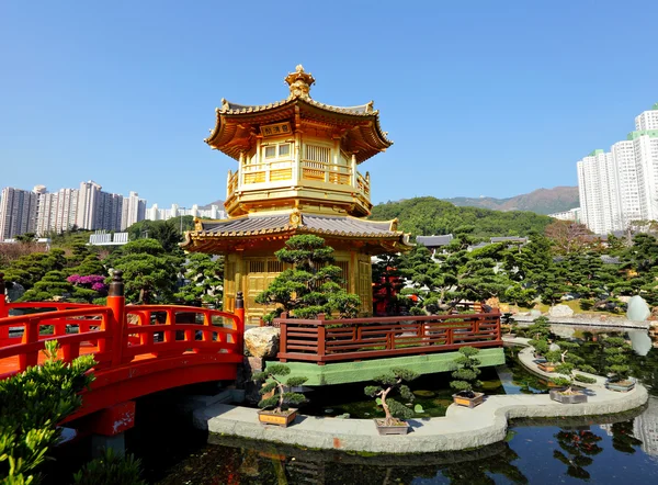 Gouden paviljoen in Chinese tuin — Stockfoto