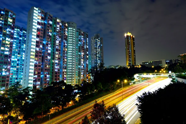 Urbano com trânsito à noite — Fotografia de Stock