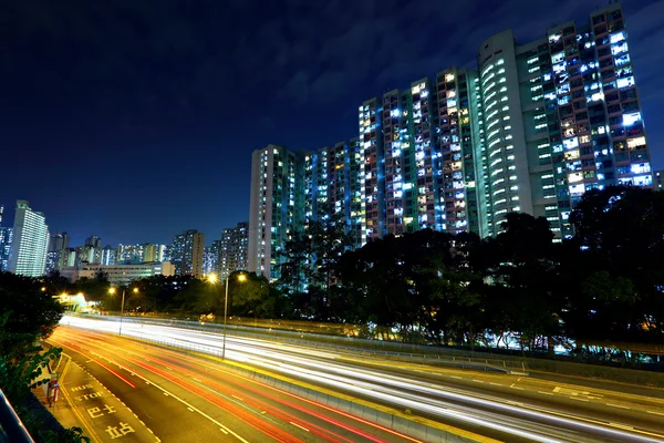 Urbano con tráfico nocturno — Foto de Stock