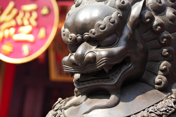 Leone di bronzo nel tempio cinese — Foto Stock