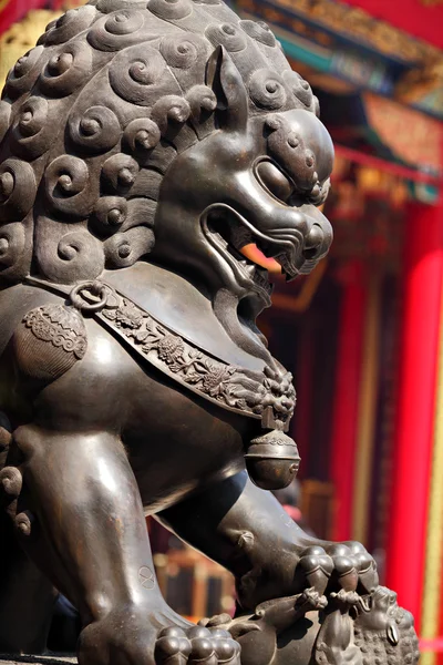 Bronze lion in chinese temple — Stock Photo, Image