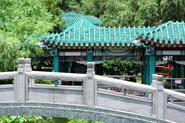Traditioneller chinesischer Garten mit Brücke — Stockfoto
