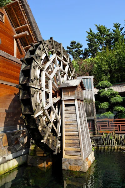 Wasserrad aus Holz — Stockfoto
