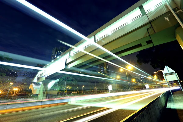 Lalu lintas di kota di malam hari — Stok Foto