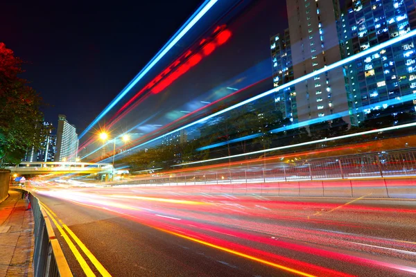 Trafik på staden på natten — Stockfoto