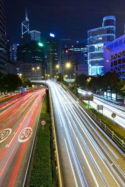 Semáforo nocturno rastro — Foto de Stock