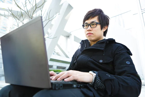 Mann benutzt Computer im Freien — Stockfoto