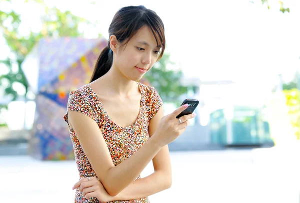 Mujer sms en el teléfono móvil —  Fotos de Stock