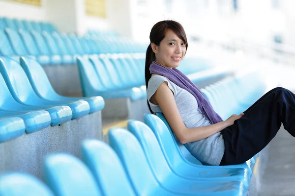 Спортивная девушка сидит на спортивной арене — стоковое фото