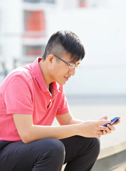 Hombre escribiendo mensaje en el teléfono — Foto de Stock