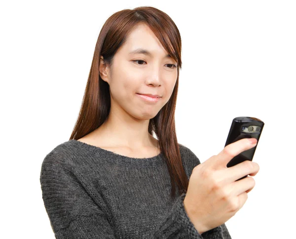 Chica texto en el teléfono móvil — Foto de Stock