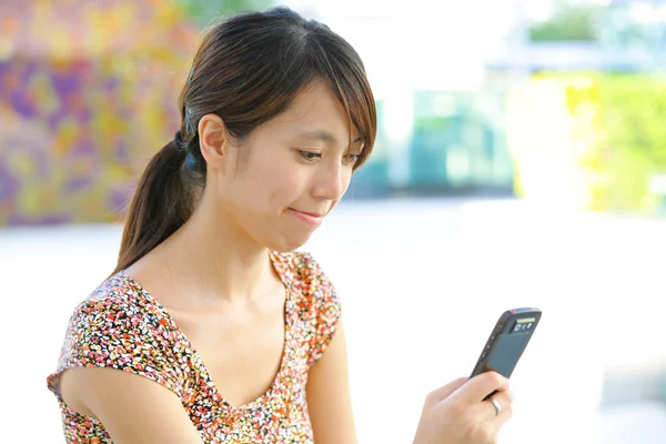 SMS der Frau auf dem Handy — Stockfoto