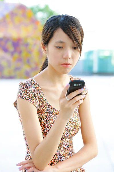 Kvinne sms på mobiltelefon – stockfoto