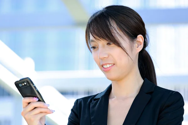 Business woman sms message on mobile phone — Stock Photo, Image