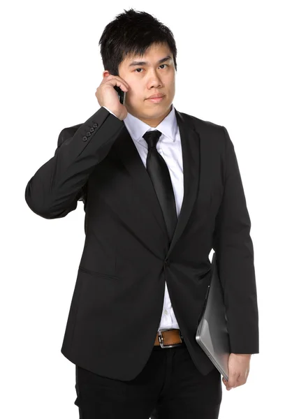 携帯電話を持つ若いビジネス男 — ストック写真
