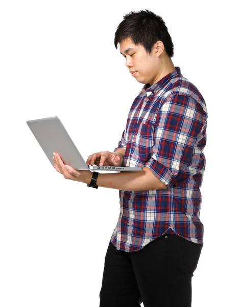 Jovem asiático homem usando laptop computador — Fotografia de Stock