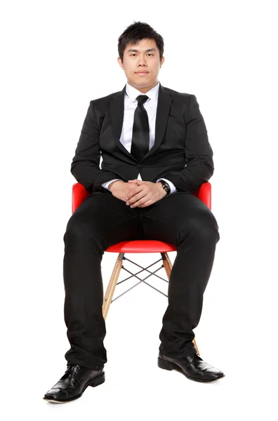 Молодий азіатський бізнесмен сидить — стокове фото