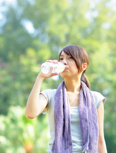 Mujer beber agua después del deporte — Foto de Stock