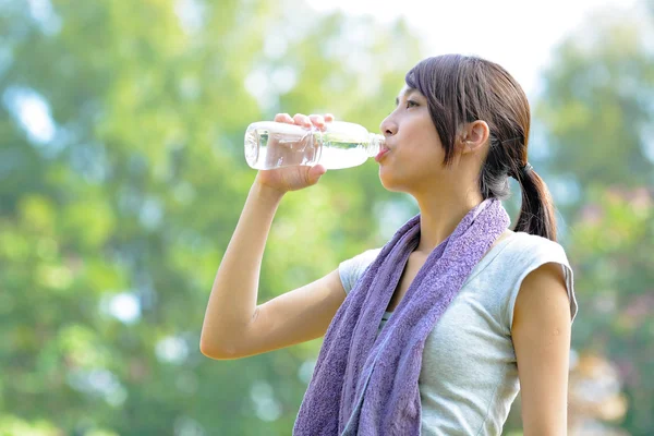 女性スポーツの後の水を飲む — ストック写真