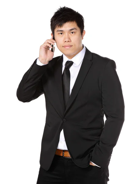 Jovem homem de negócios ao telefone — Fotografia de Stock