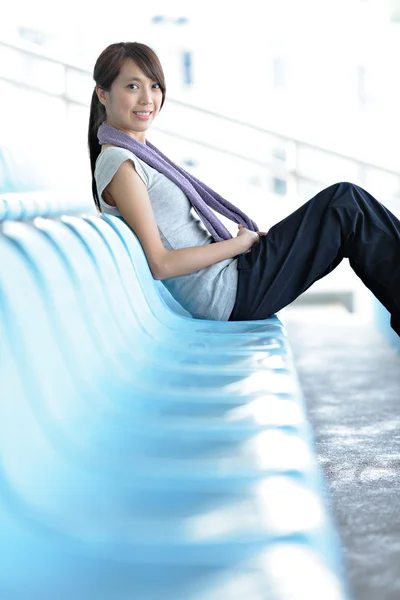 Sporty girl sit in sport arena — Stock Photo, Image