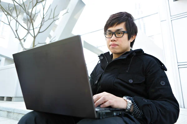 Mann benutzt Computer im Freien — Stockfoto