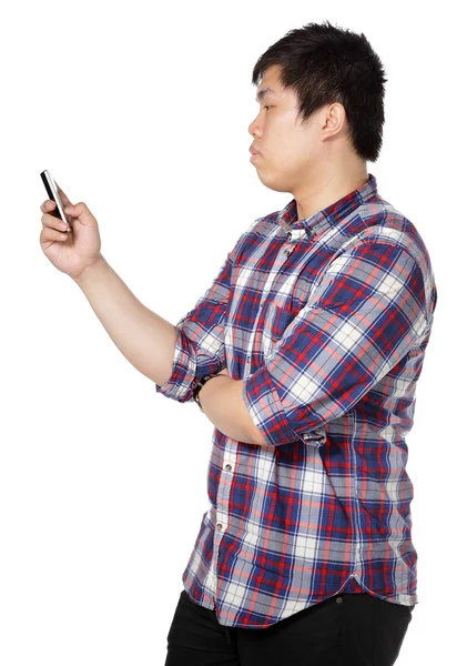Mann schreibt Nachricht auf Handy — Stockfoto