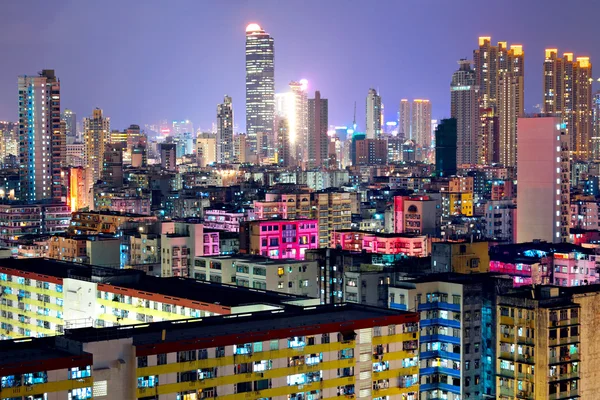 Hong kong z zatłoczonych budynków nocą — Zdjęcie stockowe