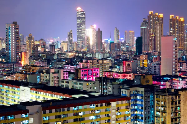 Hong Kong com edifícios lotados à noite — Fotografia de Stock