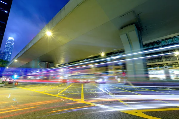 夜に交通と都市 — ストック写真