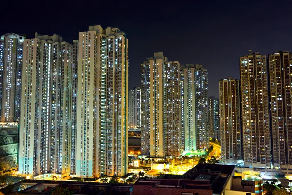 Hong Kong con edificios abarrotados por la noche — Foto de Stock