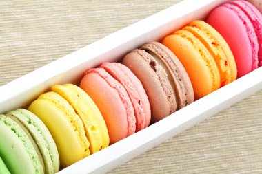 Kağıt kutusu içinde Macaron