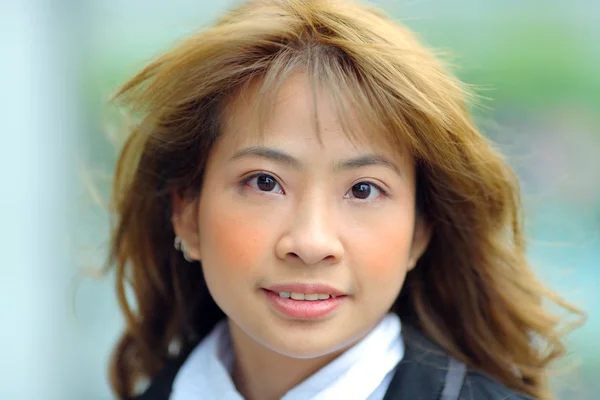 Молодая азиатская деловая женщина — стоковое фото