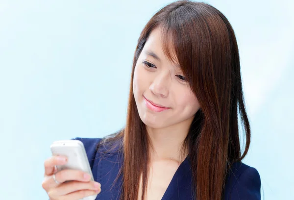 Азиатская женщина с помощью мобильного телефона — стоковое фото