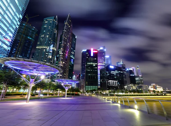 Ночная сцена Сингапура — стоковое фото
