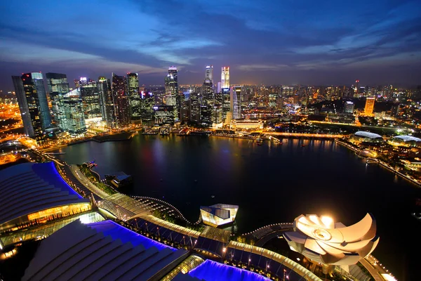 Городской горизонт Сингапура ночью — стоковое фото