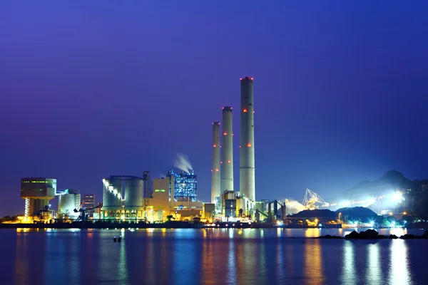 Elektriciteitscentrale 's nachts — Stockfoto